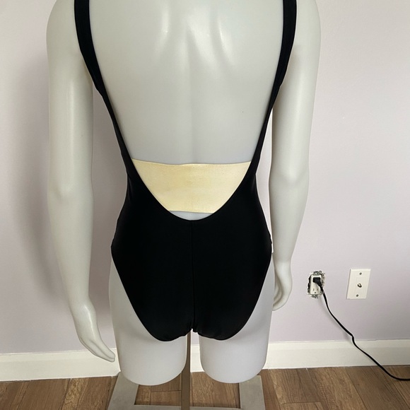 One piece swimsuit 🩱 - Picture 4 of 5